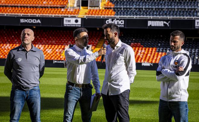 Los entrenadores y capitanes del derbi valenciano posan en Mestalla. (Foto: VCF)