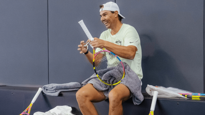 Rafa Nadal, preparando su raqueta (Foto: @rnadalacademy)