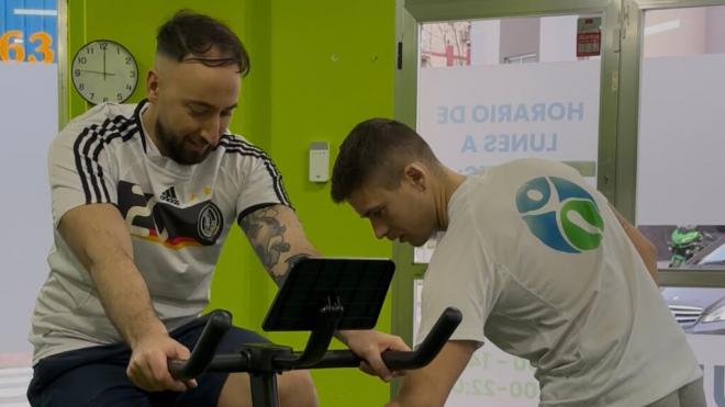 El entrenador personal Víctor Fernández guiando el entrenamiento de un hombre