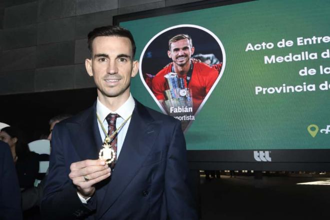 Fabián Ruiz recibe la Medalla de Oro de la Provincia de Sevilla (Foto: Kiko Hurtado).
