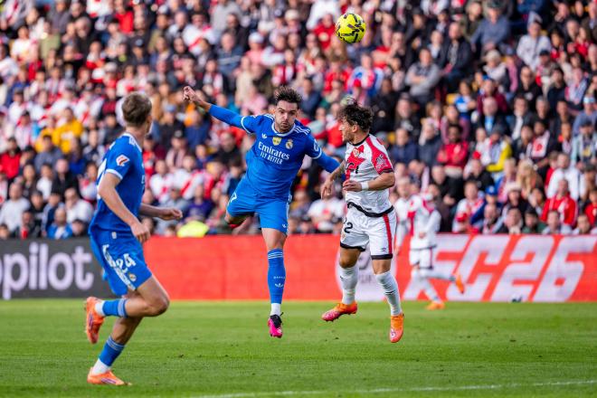 Raúl Asencio ante el Rayo Vallecano (Cordon Press)
