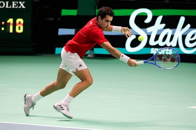 Jaume Munar golpea la bola ante Lehecka en la Copa Davis (Foto: Cordon Press).