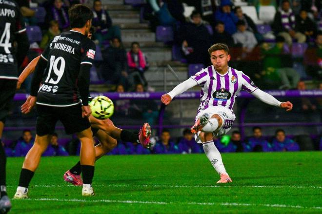 Chuki, ante el Estrela Amadora.