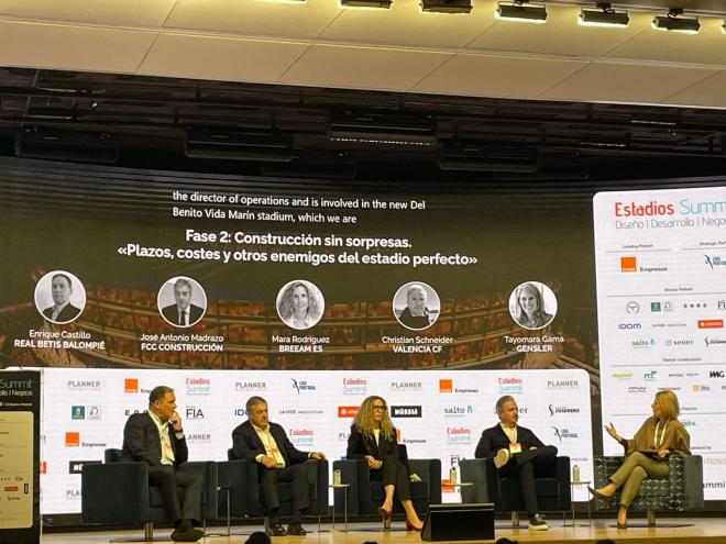 Cristhian Schneider, segundo por la derecha, en la charla