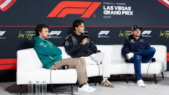 Fernando Alonso, George Russell y Max Verstappen hablando antes del GP de Las Vegas (Cordon Press)