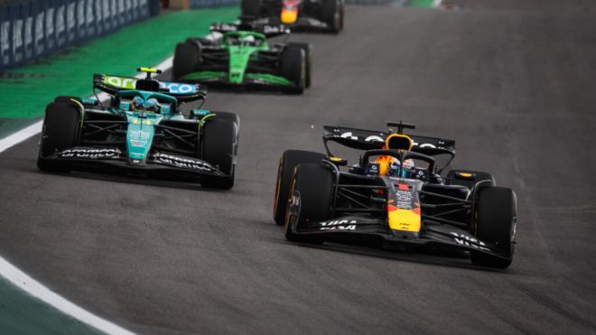 Fernando Alonso y Max Verstappen luchando en el GP de Brasil (Cordon Press)