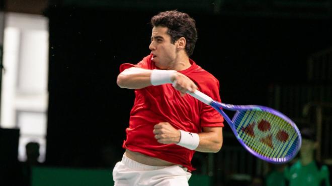 Jaume Munar golpea la bola ante Lehecka en la Copa Davis (Foto: Pepo Ruiz/RFET).