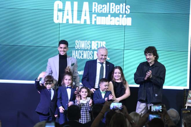 Marc Bartra y Héctor Bellerón, junto a Rafael Gordillo en la Gala de la Fundación del Betis (Fot