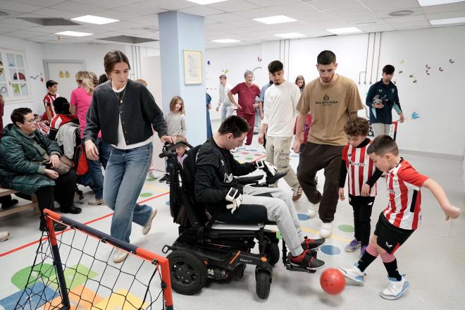 Oihan Sancet juega con los peques en el Hospital de Cruces (Foto: Athletic Club).