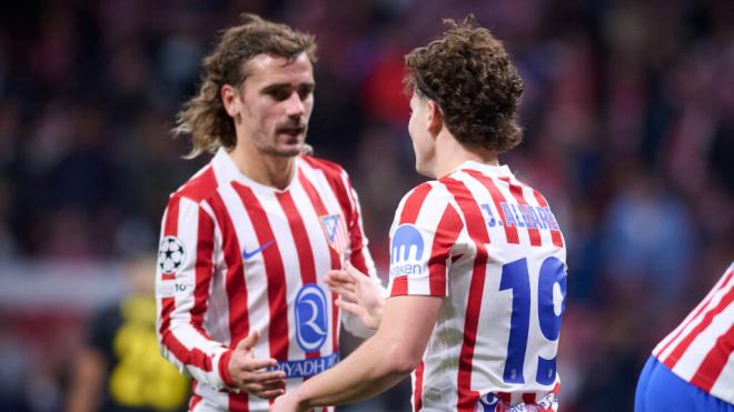 Julián Álvarez y Antoine Griezmann en un partido del Atleti (Cordon Press)