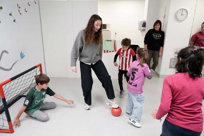 La guardameta internacional Adriana Nanclares jugando con niñas y niños a fútbol en el Hospital de Cruces (Foto: Athletic Club).