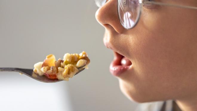 Niña comiendo (Freepik)