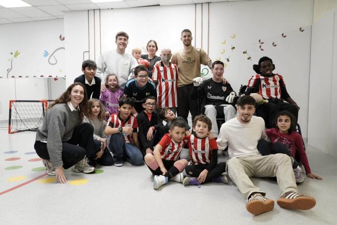 Leones y leonas posan junto con los peques del Área de Pediatría en el Hospital de Cruces (Foto: Athletic Club).