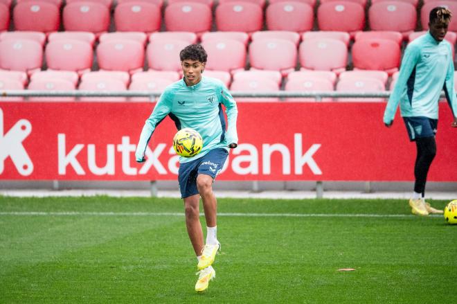 Control de Selton Sánchez en un entrenamiento en Lezama, con Nico Williams detrás de él (Foto: Athletic Club).
