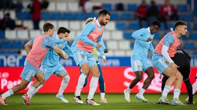 Pablo Insua calienta con el Real Zaragoza (Foto: LALIGA).