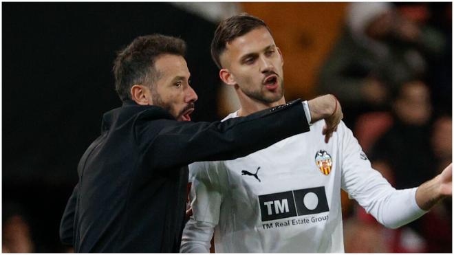 Carlos Corberán dándole indicaciones a Copete. (EFE)