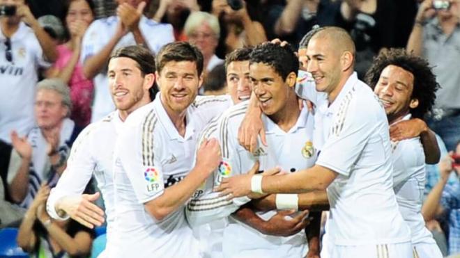 Xabi Alonso y Raphaël Varane, en un partido del Real Madrid (foto: Cordon Press).