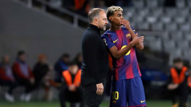 Hansi Flick, junto a Lamine Yamal, en un partido frente al Barcelona (foto: Cordon Press).