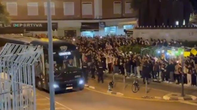 El autobús del Levante a su llegada a Mestalla (Foto: Radio MARCA)