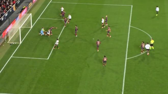 La acción del gol anulado a Diego López (Foto: DAZN)