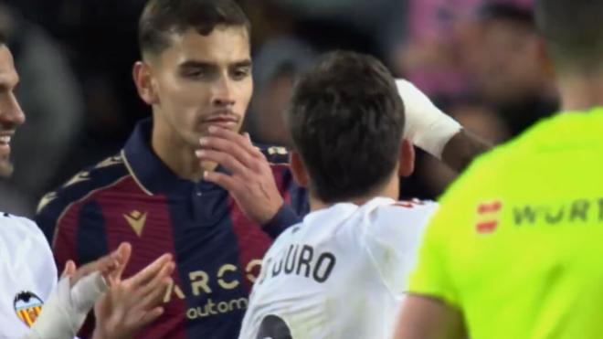 Hugo Duro se dirige a Matías Moreno (Foto: DAZN)