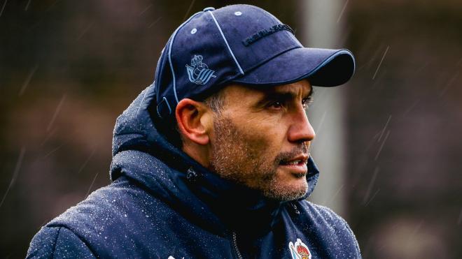 Sergio Francisco da instrucciones en Zubieta (Foto: Real Sociedad).