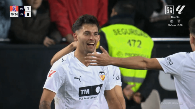 Hugo Duro celebra su golazo en el Valencia-Levante.
