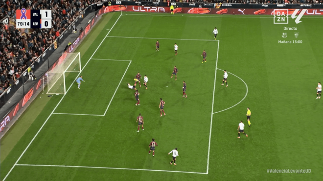 Hugo Duro marca su golazo en el Valencia-Levante.