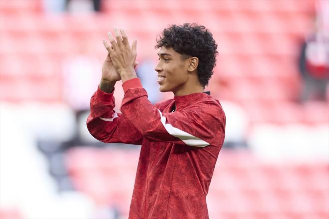 Selton Sued saluda tras el Athletic-Oviedo (Foto: Europa Press).