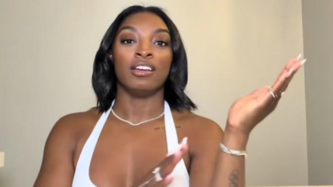 Simone Biles explicando en TikTok cómo fue su operación de aumento de pecho (@simonebilesowens)