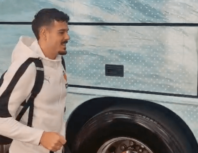 Ugrinic sube al autobús