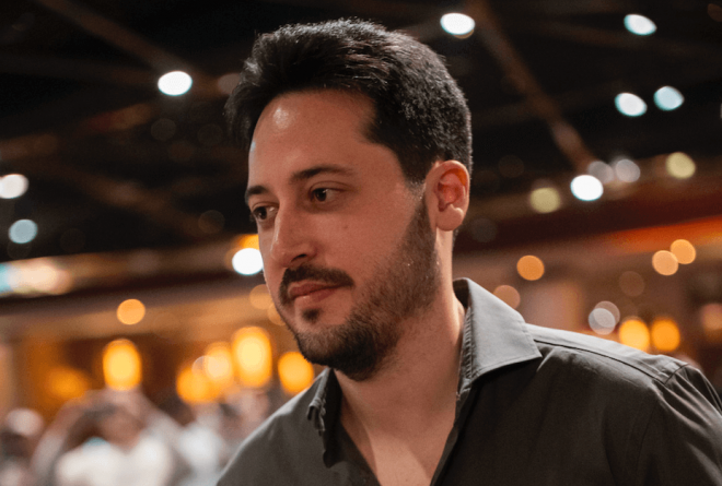 Adrián Mateos hace el Shuffle Up and Deal en Madrid