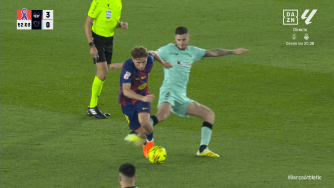 La entrada de Oihan Sancet sobre Fermín López que le costó la roja en el Barça-Athletic.