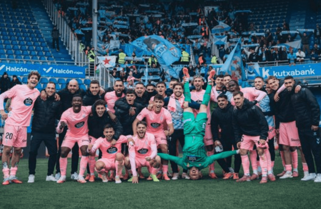 Celebración con Radu boca abajo (Foto: Celta).