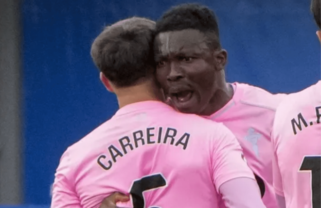 Joseph Aidoo abraza a Carreira (Foto: EFE).