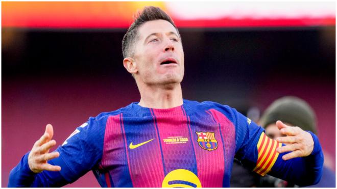 Robert Lewandowski celebra el primer gol en el nuevo Spotify Nou. (EFE)