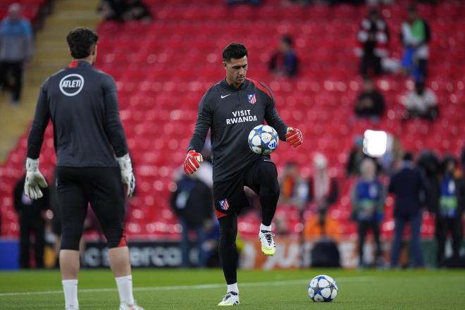 Juan Musso calienta con el Atlético de Madrid en Anfield (Foto: Europa Press).