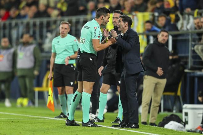 Marcelino protesta ante Guzmán Mansilla en el Villarreal-Mallorca (Foto: Europa Press).