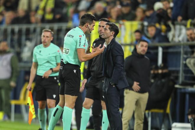 Marcelino protesta ante Guzmán Mansilla en el Villarreal-Mallorca (Foto: Europa Press).