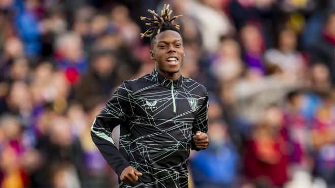 Nico Williams calienta en el Camp Nou para jugar frente al Barça (Foto: Athletic Club).