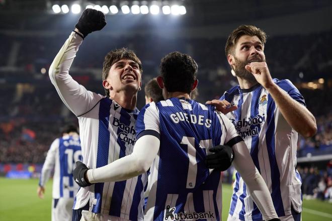 Los jugadores de la Real Sociedad celebran un gol a Osasuna (Foto: Europa Press).