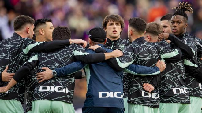 Piña del equipo antes de jugar en el Camp Nou frente al Barça (Foto: Athletic Club).