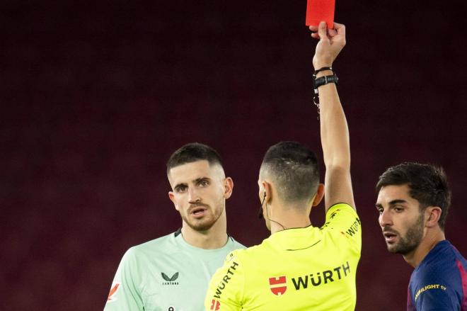 Roja a Oihan Sancet de Sánchez Martínez en el Camp Nou frente al Barça (Foto: Athletic Club).