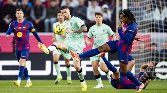 Oihan Sancet la toca en el Camp Nou antes de ser expulsado por roja frente al Barça (Foto: Athletic Club).
