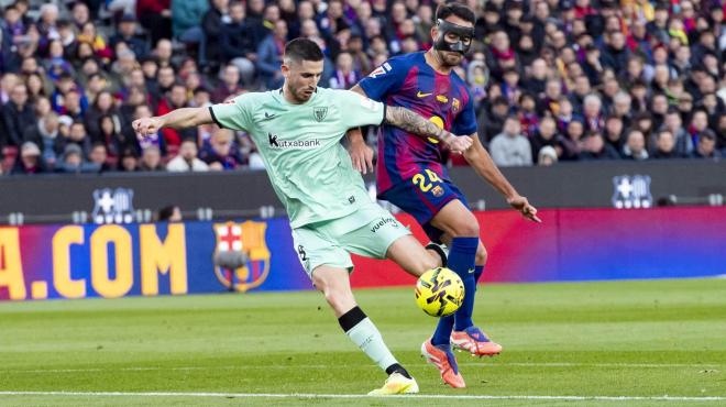 Tiro de Oihan Sancet en el Camp Nou frente al Barça (Foto: Athletic Club).