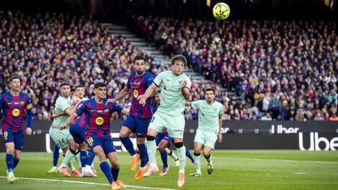 Unai Gómez la busca en el partido del Camp Nou frente al Barça (Foto: Athletic Club).