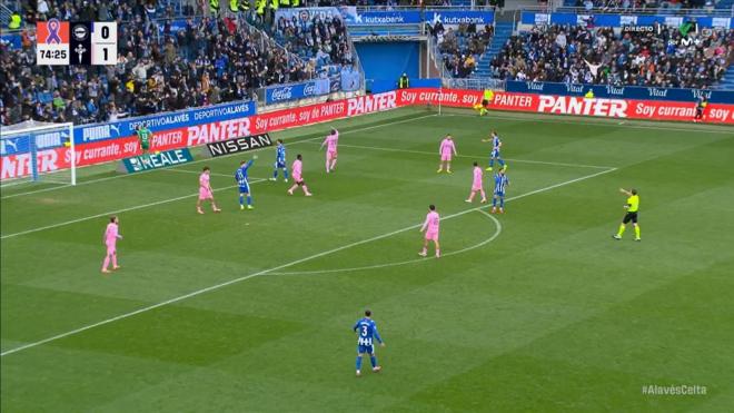 Gesto de Marcos Alonso con la grada de Mendizorroza tras pedir penalti