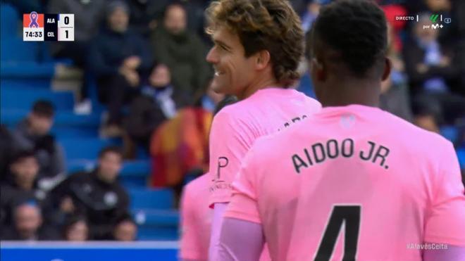 Risa de Marcos Alonso tras el penalti que pidió la afición del Alavés.
