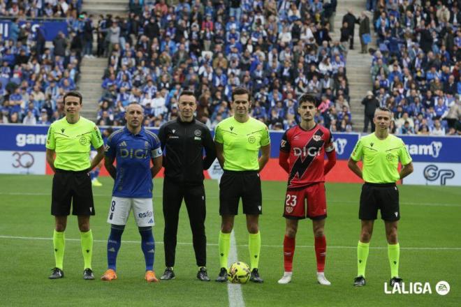 Instantes antes del inicio del Real Oviedo - Rayo Vallecano (Foto: LaLiga).