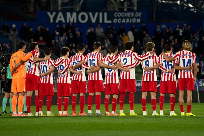 El once del Atlético, en el minuto de silencio en el Coliseum (Foto: LALIGA).